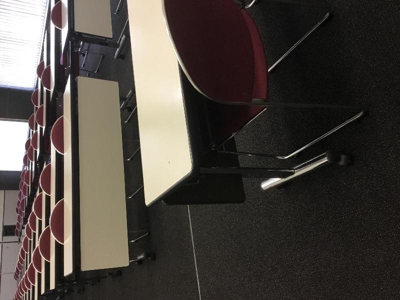 記事画像_面接会場の会場テーブルは前パネル付きか、なしか。